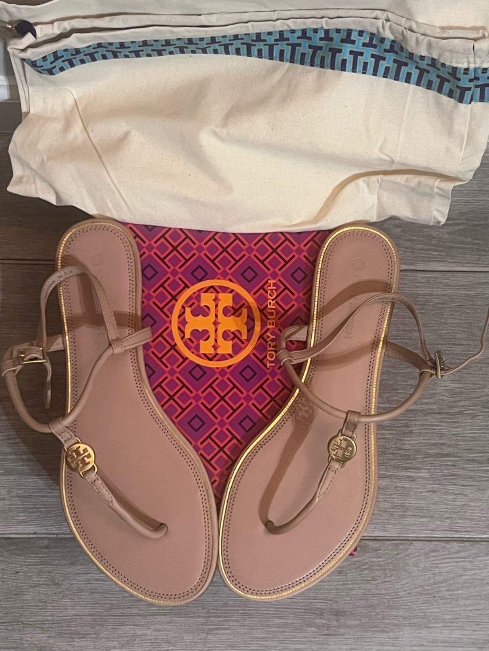 Tory Burch Light Makeup Leather T-Strap Logo Sandal - Picture 2 of 3